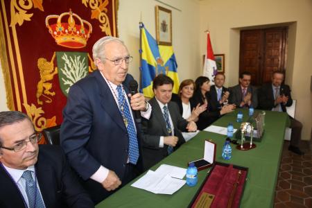 Imagen El Presidente de la Diputación impone la medala de oro al alcalde de Fresno de Cantespino